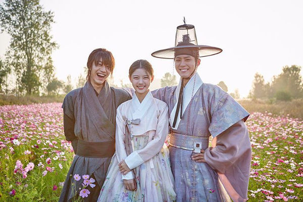 Love & Friendship in Moonlight Drawn by Clouds